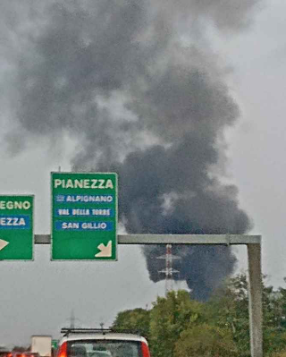 Pianezza - Incendio In un’azienda di materie plastiche. Il Comune: "Tenete chiuse porte e finestre"